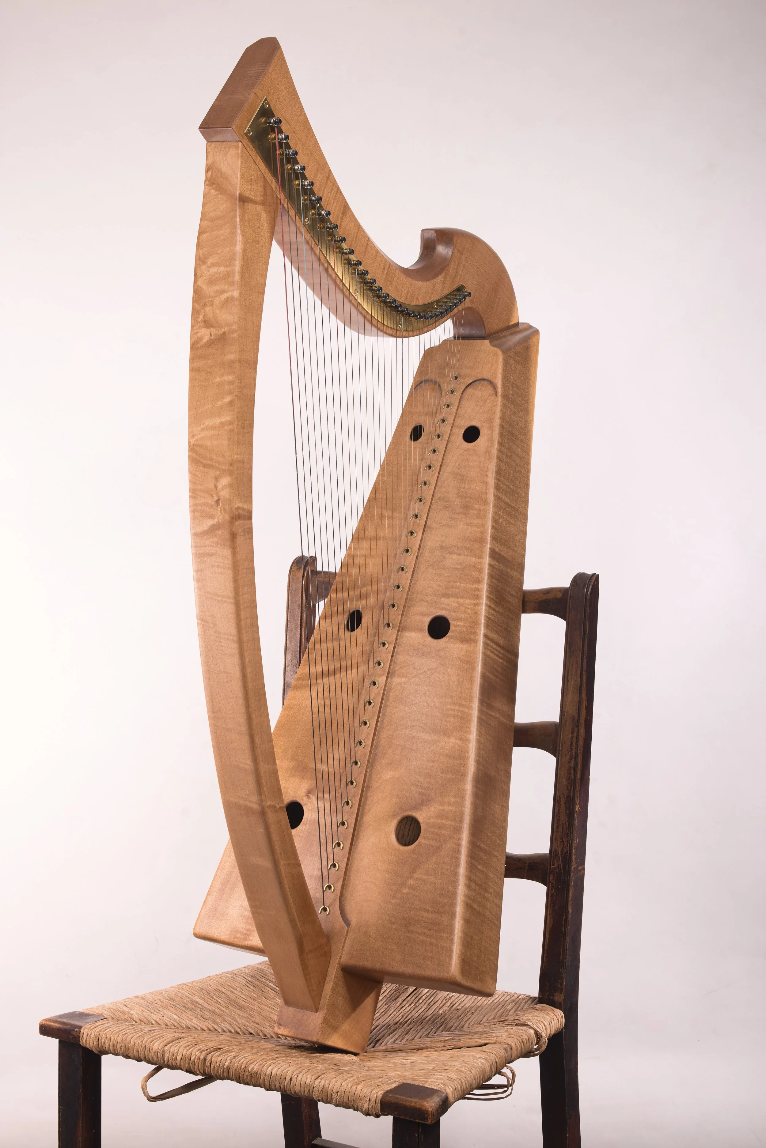 Pre Loved Ardival Kilcoy 19 String Harp — Vermont Violins